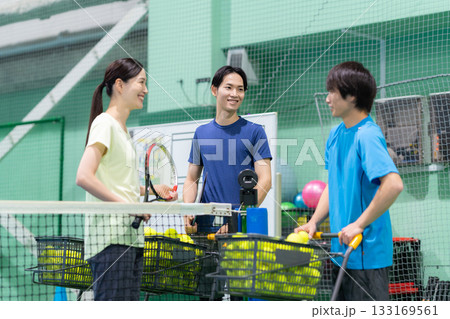 スポーツジムでテニスをする若い男女 撮影協力:スポーツクラブ&サウナスパ ルネサンス 幕張24 スポーツジムでテニスをする若い男女 撮影協力:スポーツクラブ&サウナスパ ルネサンス 幕張24 133169561