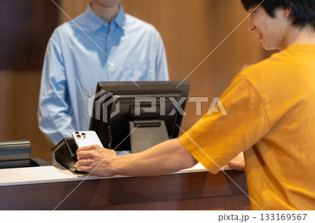 ショッピングをしてモバイル決済をする男性　撮影協力:スポーツクラブ&サウナスパ ルネサンス 幕張24 133169567