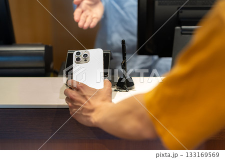 ショッピングをしてモバイル決済をする男性 撮影協力:スポーツクラブ&サウナスパ ルネサンス 幕張24 ショッピングをしてモバイル決済をする男性 撮影協力:スポーツクラブ&サウナスパ ルネサンス 幕張24 133169569