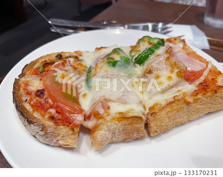 チーズが溶けたピザトースト 手軽な朝食・おやつ 133170231