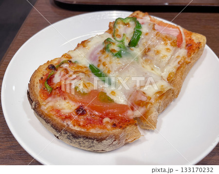 チーズが溶けたピザトースト 手軽な朝食・おやつ チーズが溶けたピザトースト 手軽な朝食・おやつ 133170232