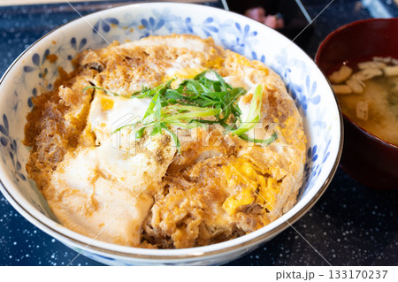 美味しいロースかつ丼と味噌汁 美味しいロースかつ丼と味噌汁 133170237