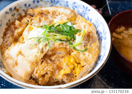 美味しいロースかつ丼と味噌汁 133170238