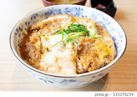 美味しいロースかつ丼と味噌汁 133170239