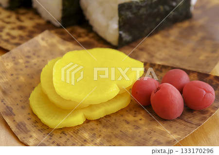 美味しそうな梅干しとたくあん 133170296