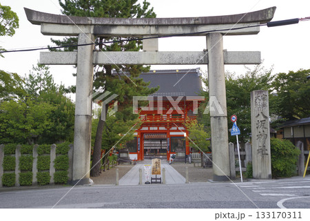 京都・八坂神社の朱色の楼門 133170311