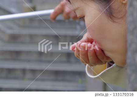 京都 清水寺・音羽の滝の水を飲む女性 133170316