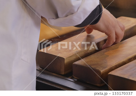京都の名物・手作り八ツ橋の製造工程 京都の名物・手作り八ツ橋の製造工程 133170337