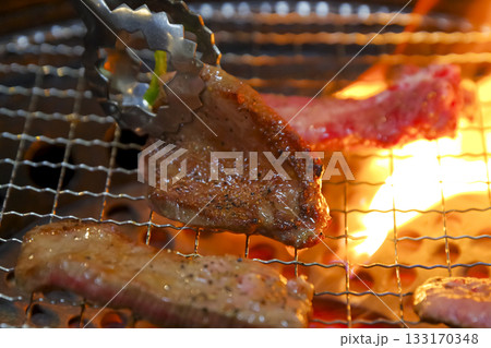 食欲をそそるジューシーな和牛の焼肉 133170348