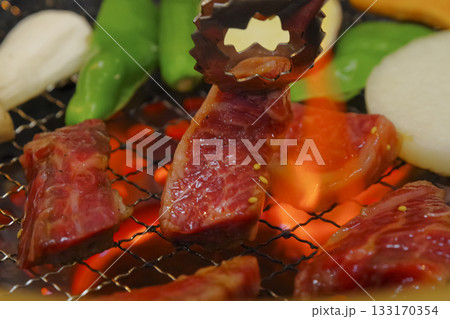食欲をそそるジューシーな和牛の焼肉 食欲をそそるジューシーな和牛の焼肉 133170354