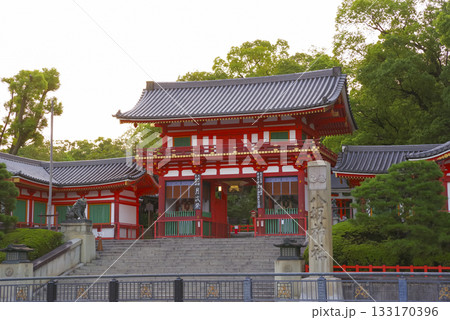 京都・八坂神社の朱色の楼門 京都・八坂神社の朱色の楼門 133170396