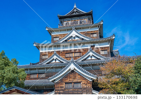 広島市 青空に映える広島城天守閣 広島市 青空に映える広島城天守閣 133170698