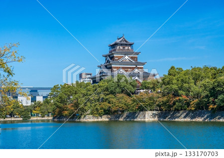 広島市 青空に映える広島城天守閣 広島市 青空に映える広島城天守閣 133170703