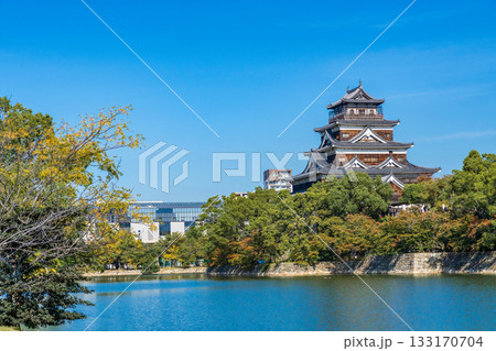 広島市 青空に映える広島城天守閣 広島市 青空に映える広島城天守閣 133170704
