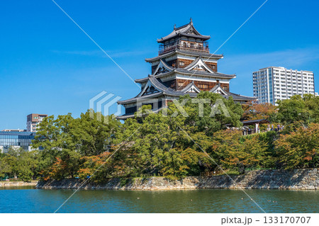 広島市 青空に映える広島城天守閣 広島市 青空に映える広島城天守閣 133170707