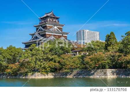 広島市　青空に映える広島城天守閣 133170708