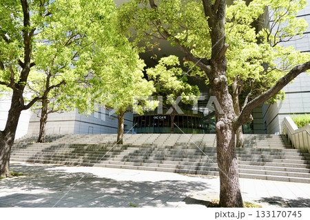 グランキューブ大阪(大阪府立国際会議場)の地上出入口の風景　大阪市北区 133170745