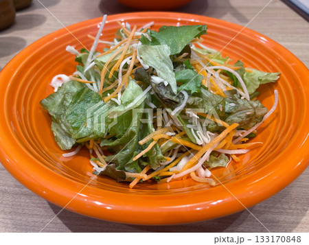 大根と人参とレタスのサラダ 野菜たっぷり彩りサラダ 大根と人参とレタスのサラダ 野菜たっぷり彩りサラダ 133170848
