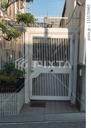 厳重に守られた通用門 133170965