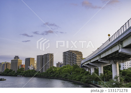 川沿いの高層マンションと高速道路 川沿いの高層マンションと高速道路 133171278