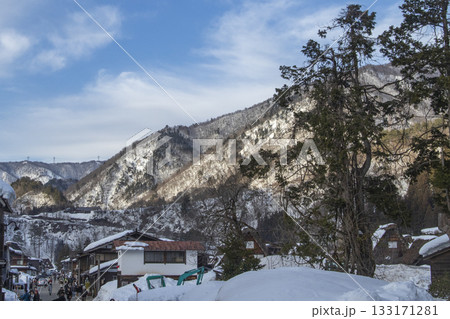 雪山の斜面と伝統的な集落の遠景 雪山の斜面と伝統的な集落の遠景 133171281