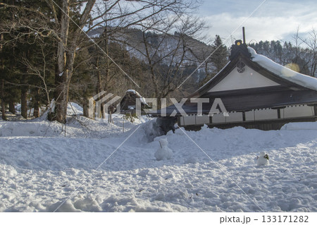 雪原と寺社風の屋根、小さな雪だるま 雪原と寺社風の屋根、小さな雪だるま 133171282