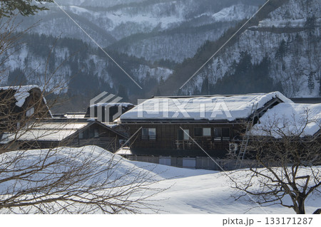雪景色と山並み、日本の合掌造り集落 雪景色と山並み、日本の合掌造り集落 133171287