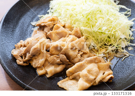 美味しい豚焼肉と千切りキャベツ 133171316