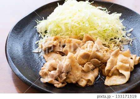 美味しい豚焼肉と千切りキャベツ 133171319