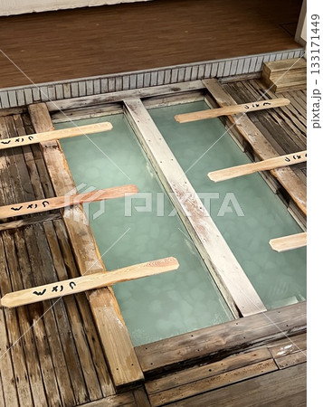 湯もみと草津温泉 133171449