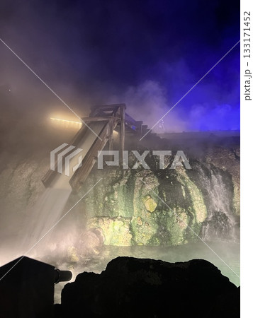 夜明けの空と、煙に包まれた、幻想的な湯畑 133171452