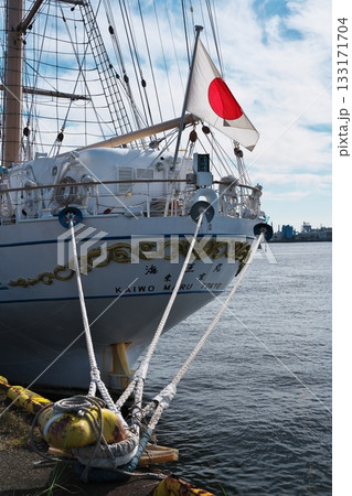 名古屋港ガーデンふ頭に接岸する帆船海王丸の日の丸 名古屋港ガーデンふ頭に接岸する帆船海王丸の日の丸 133171704