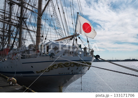 名古屋港ガーデンふ頭に接岸する帆船海王丸の日の丸 133171706