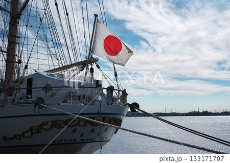 名古屋港ガーデンふ頭に接岸する帆船海王丸の日の丸 133171707