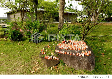 南都大安寺 境内の石に小さなだるまが並んでいる風景 奈良県奈良市大安寺 南都大安寺 境内の石に小さなだるまが並んでいる風景 奈良県奈良市大安寺 133172021
