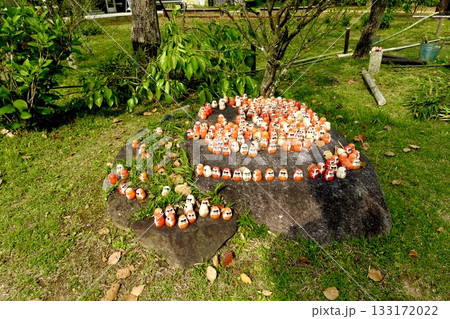 南都大安寺　境内の石に小さなだるまが並んでいる風景　奈良県奈良市大安寺 133172022