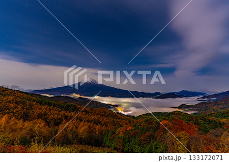 【山梨県】河口湖の湖上を覆う雲海と落葉松林の向こうに富士山 133172071