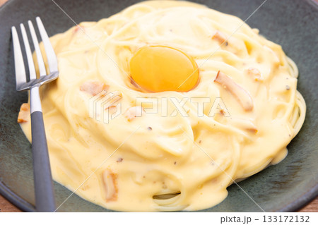 おいしい生卵をのせたパスタ、カルボナーラ 133172132