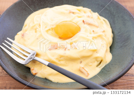 おいしい生卵をのせたパスタ、カルボナーラ 133172134
