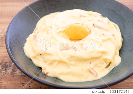 おいしい生卵をのせたパスタ、カルボナーラ おいしい生卵をのせたパスタ、カルボナーラ 133172145