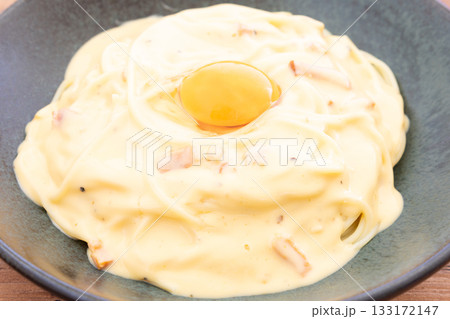 おいしい生卵をのせたパスタ、カルボナーラ 133172147