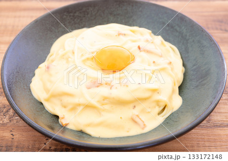 おいしい生卵をのせたパスタ、カルボナーラ 133172148