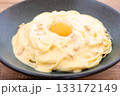 おいしい生卵をのせたパスタ、カルボナーラ おいしい生卵をのせたパスタ、カルボナーラ 133172149