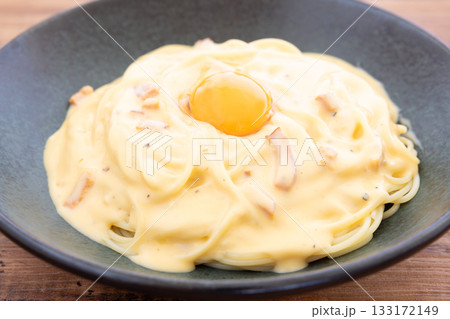 おいしい生卵をのせたパスタ、カルボナーラ 133172149