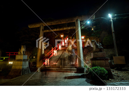 鳥居と階段に漂う人影の軌跡/夜の織姫神社(足利市) 鳥居と階段に漂う人影の軌跡/夜の織姫神社(足利市) 133172333