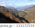 明智平展望台の華厳の滝と中禅寺湖の紅葉風景 133172559