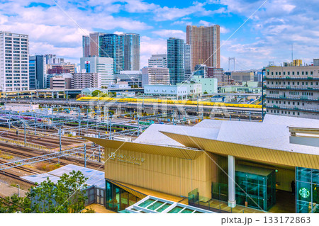 日本の東京都市景観長弩級幸運を呼ぶ新幹線・ドクターイエローや芝浦などを望む。右は高輪ゲートウェイ駅 133172863