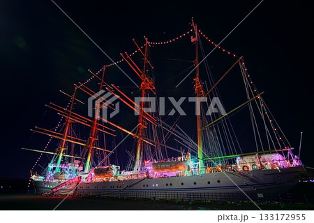 夜の名古屋港ガーデンふ頭に接岸する帆船海王丸 133172955