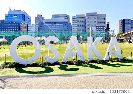 天王寺公園　てんしばにあるOSAKAモニュメントが見える風景　大阪市天王寺区 133173002