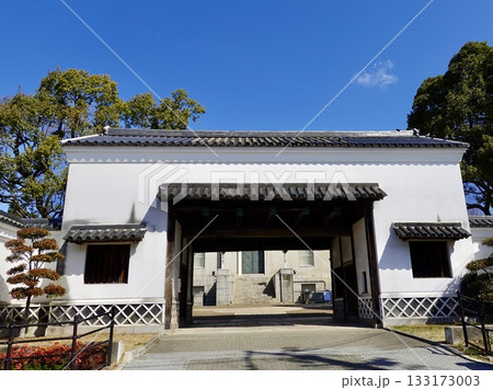 天王寺公園にある旧黒田藩蔵屋敷長屋門が見える風景　大阪市天王寺区 133173003